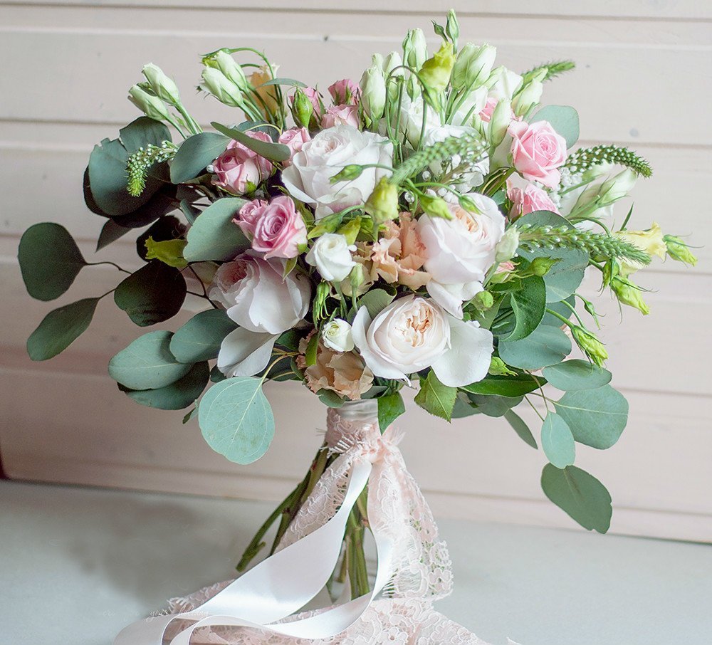 Искусственные цветы розовые с эвкалиптом