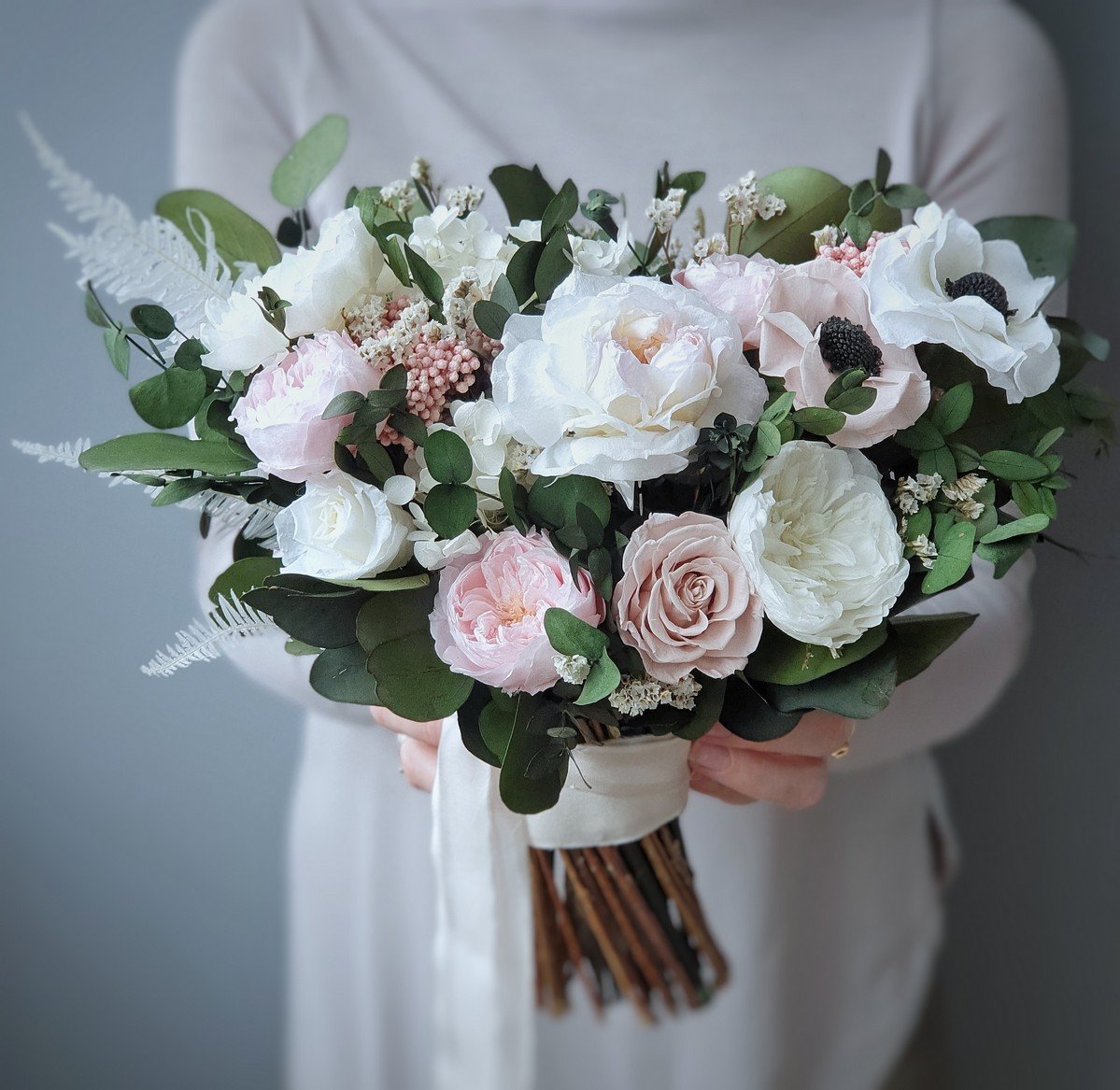 Белый свадебный букет с эвкалиптом