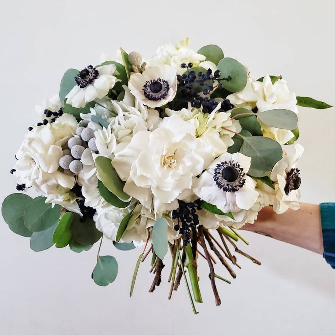 Букет невесты с пионовидными розами и эвкалиптом