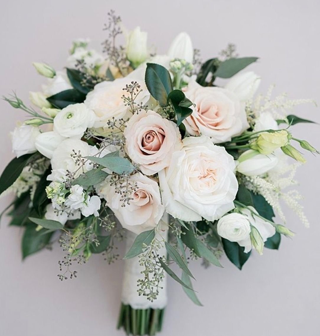 Ранункулюсы с эвкалиптом