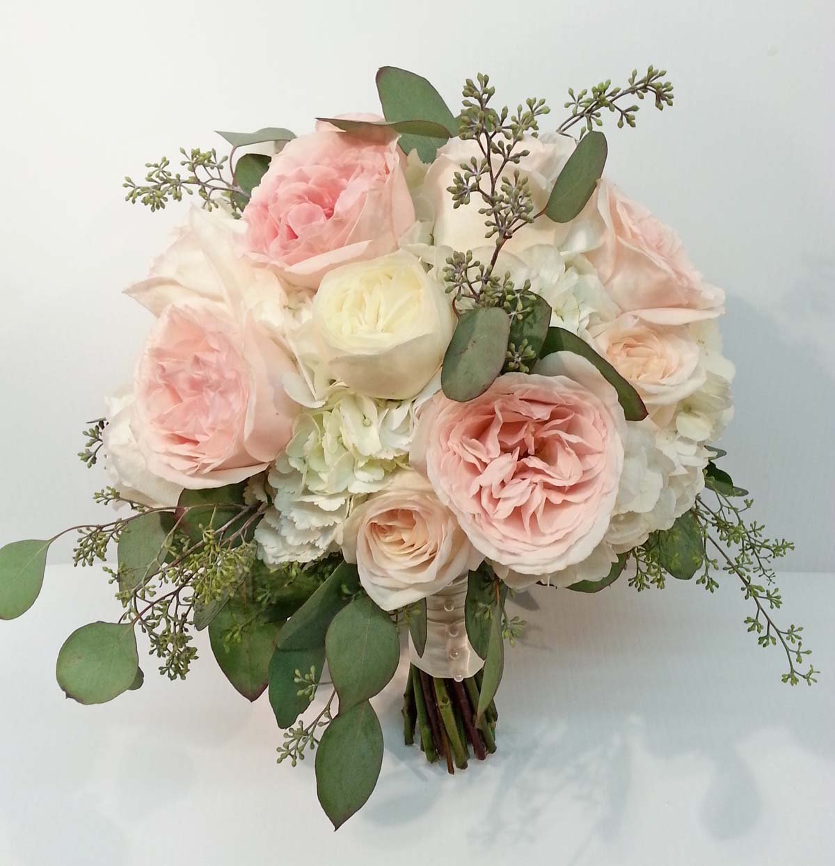 Букет невесты пионовидная роза с эвкалиптом