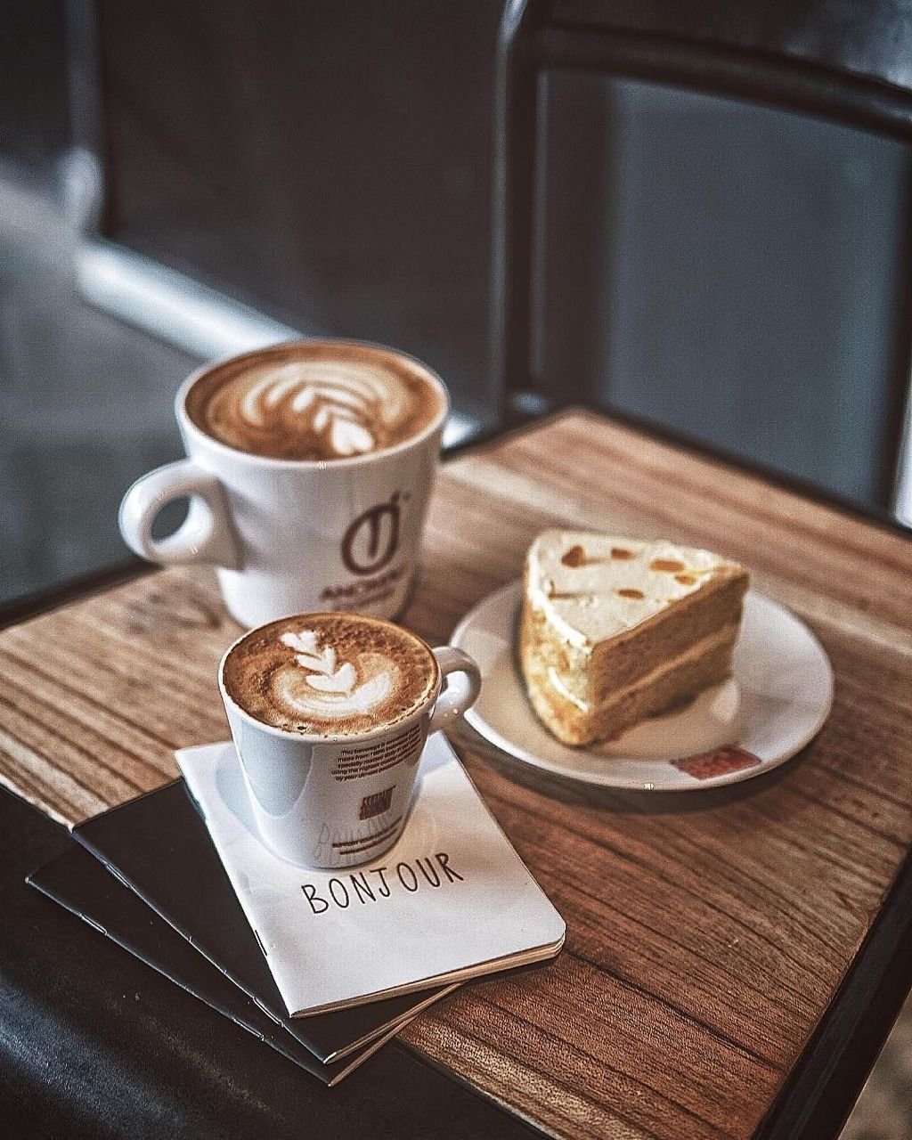 Две чашки кофе и пирожные