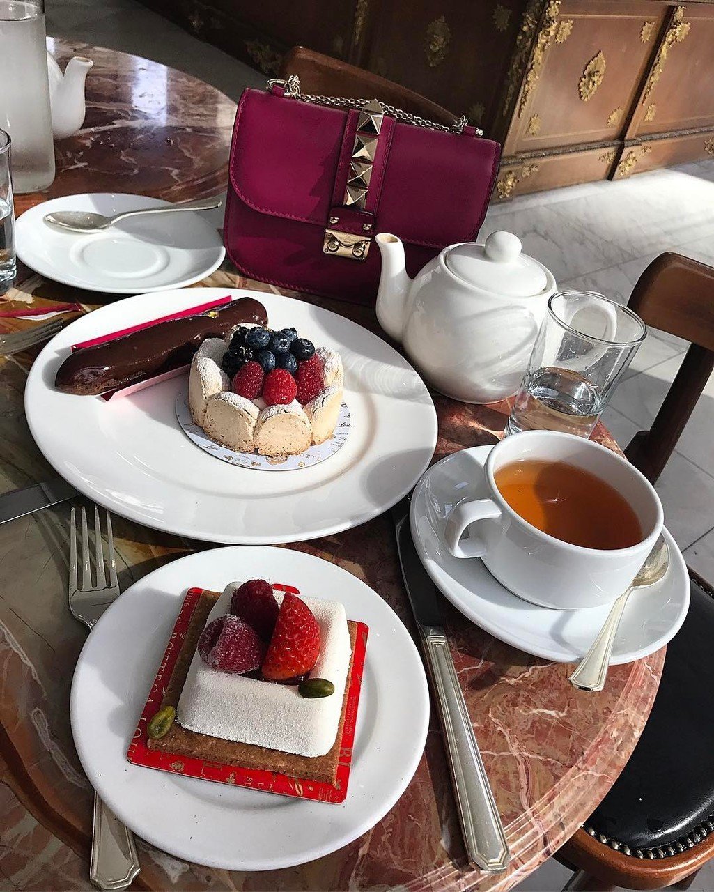 Кофе с пирожными