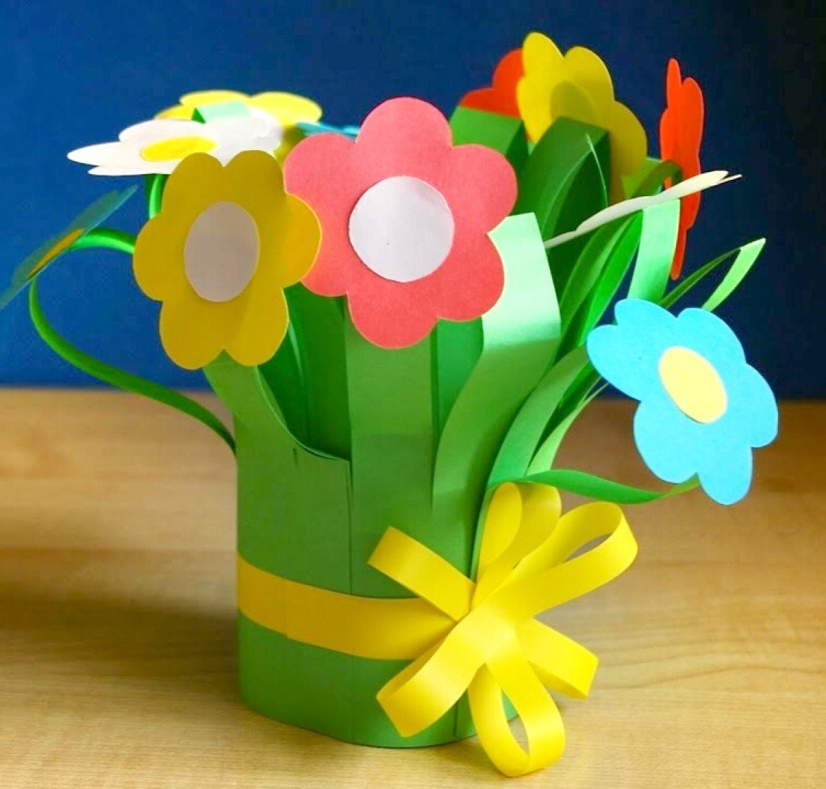 Подарок маме своими руками 4 класс. Поделка цветы. Поделки для мамы. Поделка цветок из цветной бумаги. Цветы поделка для детей.