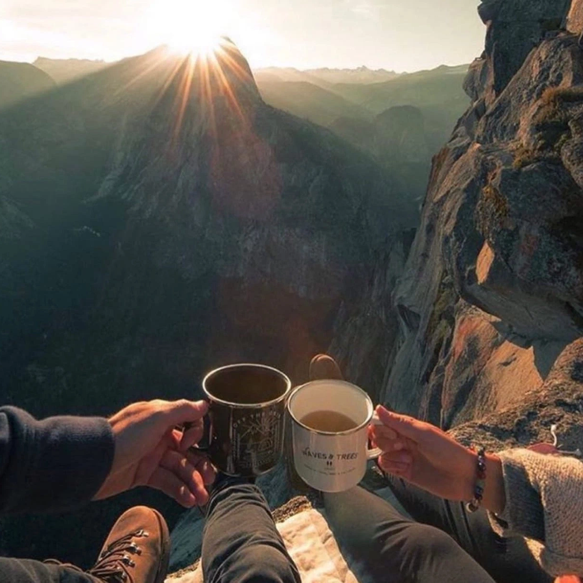 Чашка кофе с видом на море