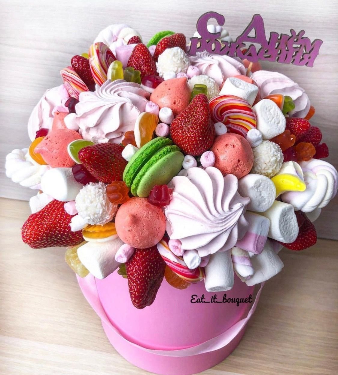 Съедобные букеты из клубники