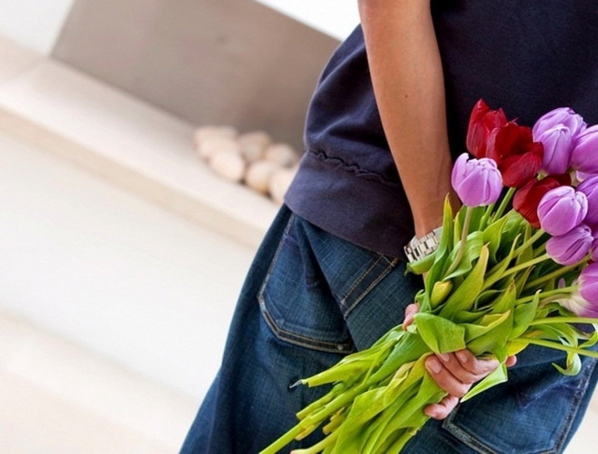 Тюльпаны в руках