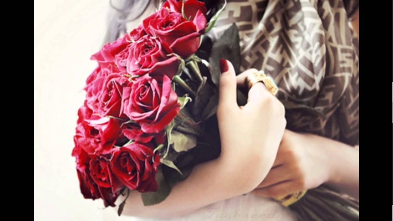 Букеты в руках девушек без лица - 46 фото | Букет цветов девушка, Букет, Розовые розы