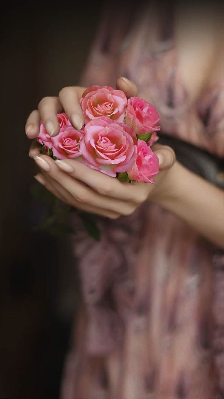 Красивые цветы в руках