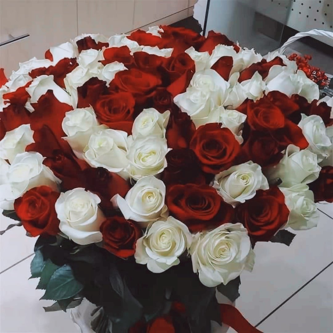 Огромный букет из роз на столе