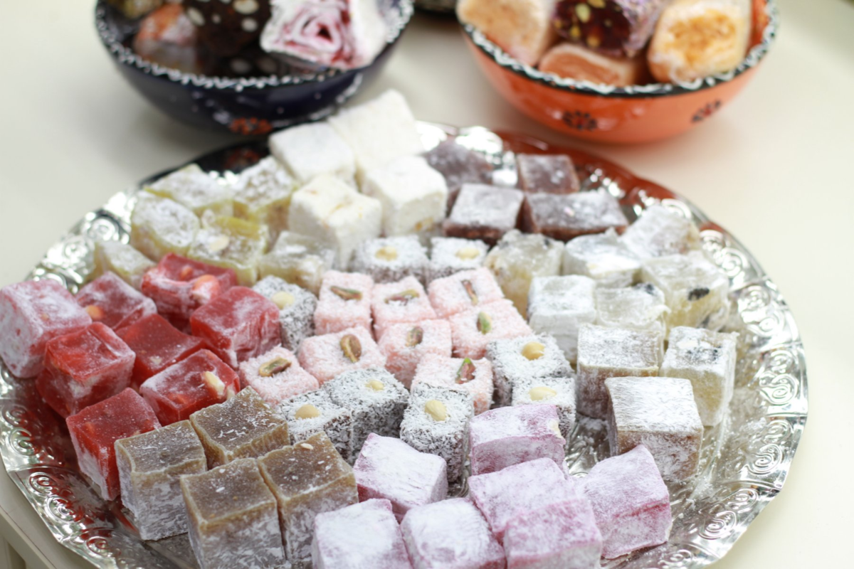 Турецкий лукум на белом фоне