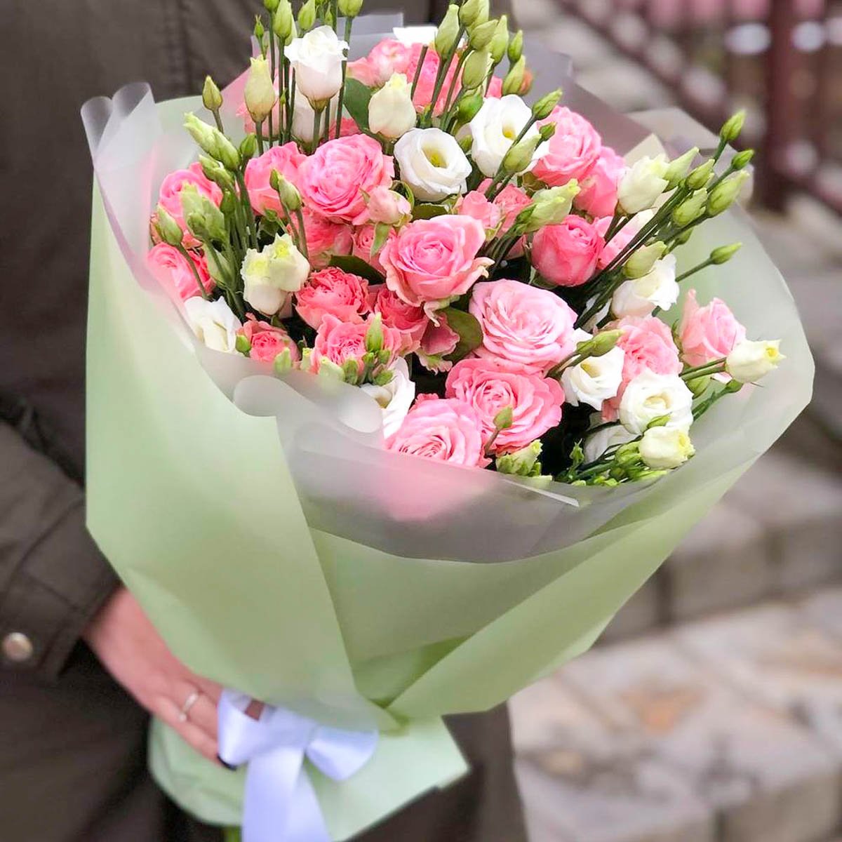 Букет эустома и кустовая роза