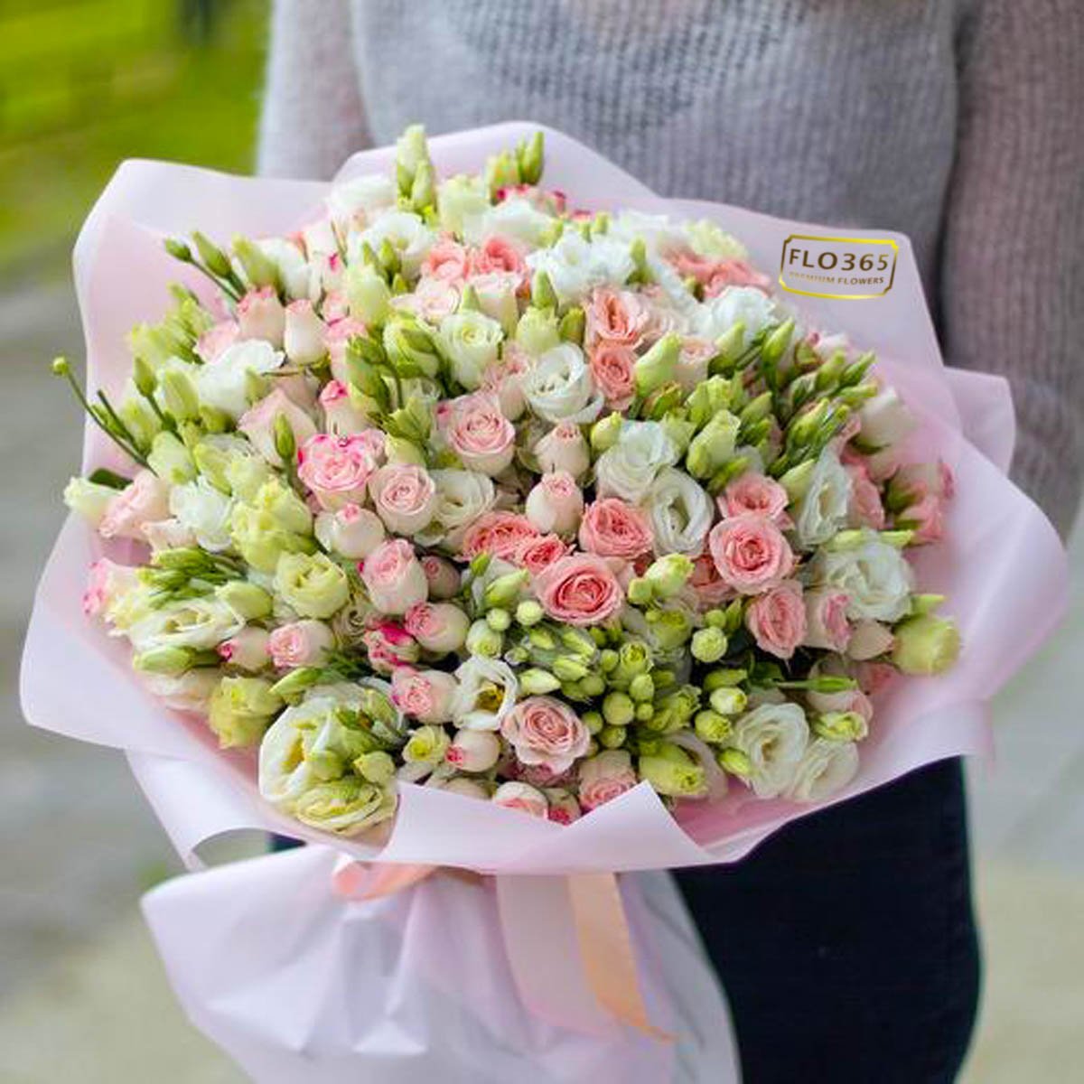 Букет из кустовых роз и эустом