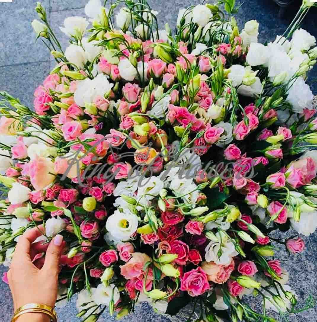 Букет из кустовых роз и эустом