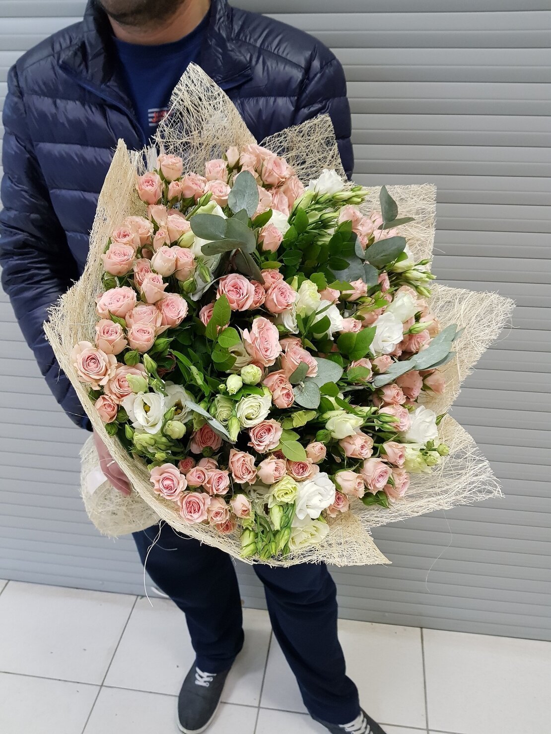 Кустовая пионовидная роза и эустома