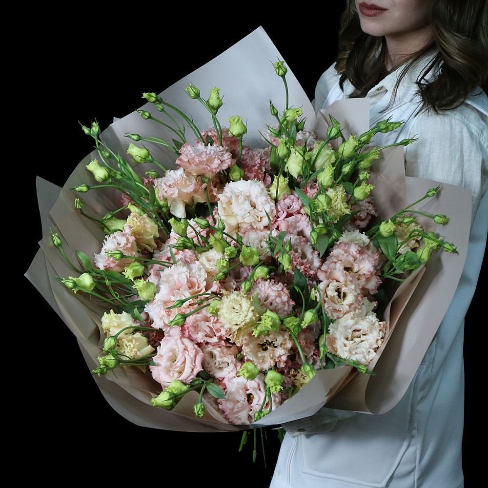 Букет невесты с кустовыми розами и эустомой