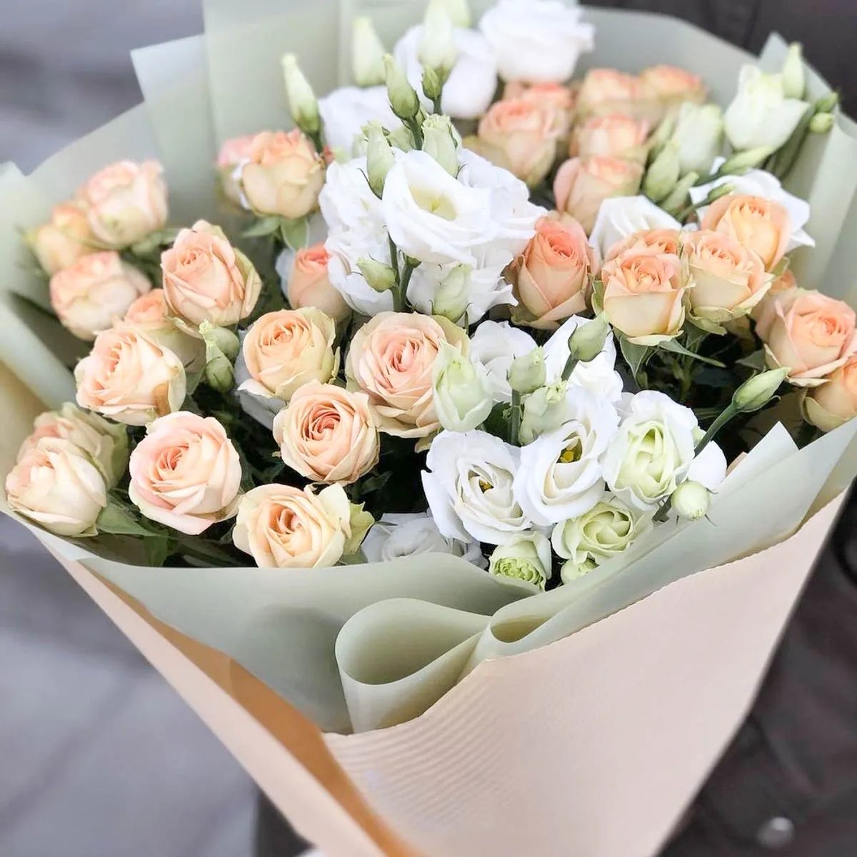 Букет эустома и кустовая роза