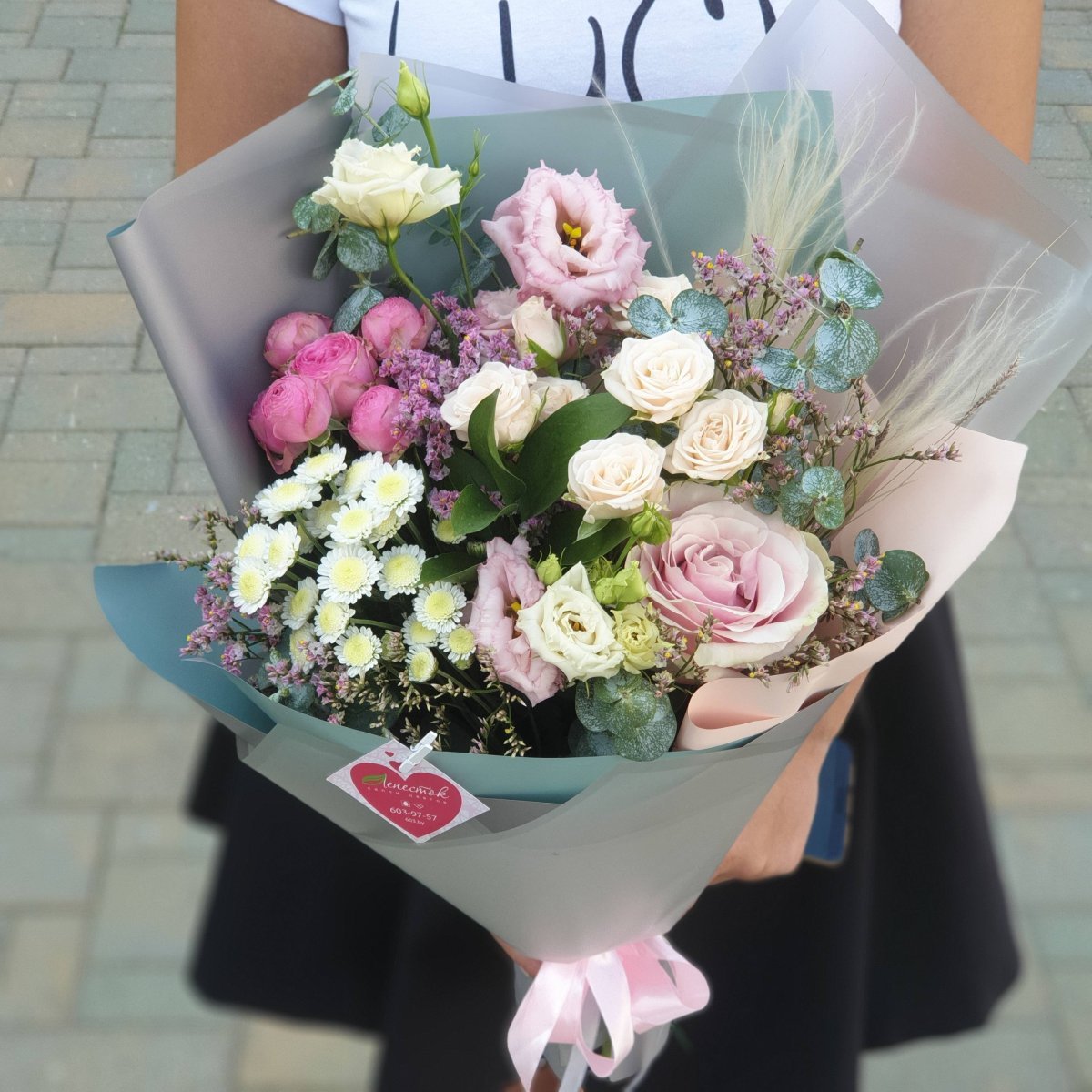 Букет из эустомы и кустовой розы