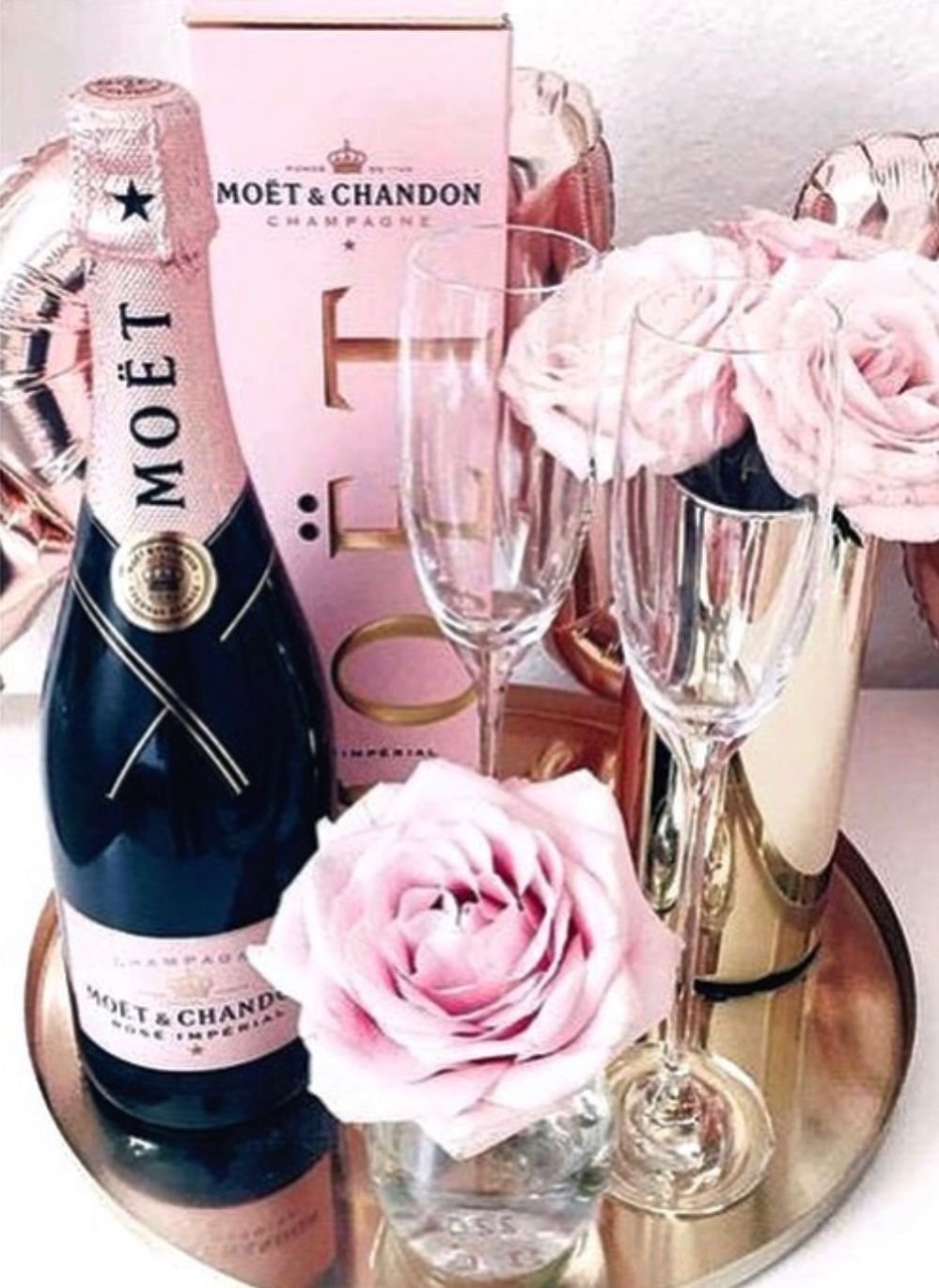 Цветы и шампанское