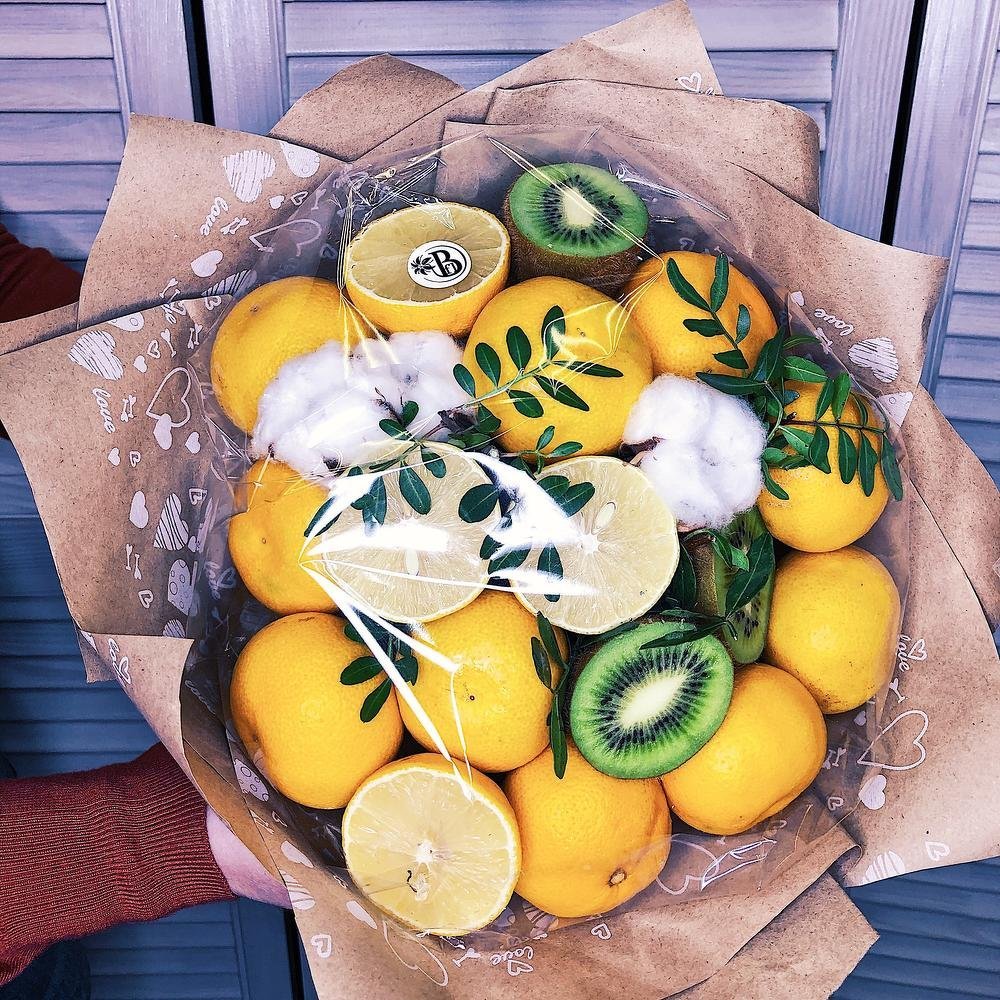 Букет из фруктов в пленке