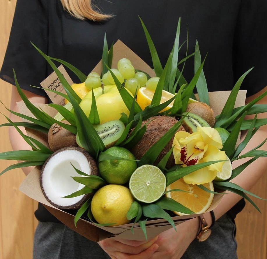 Фруктовый букет с тюльпанами