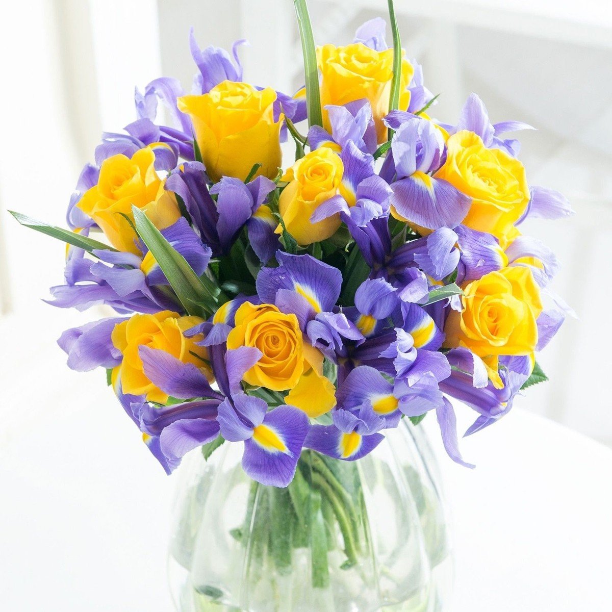 Синие тюльпаны в вазе