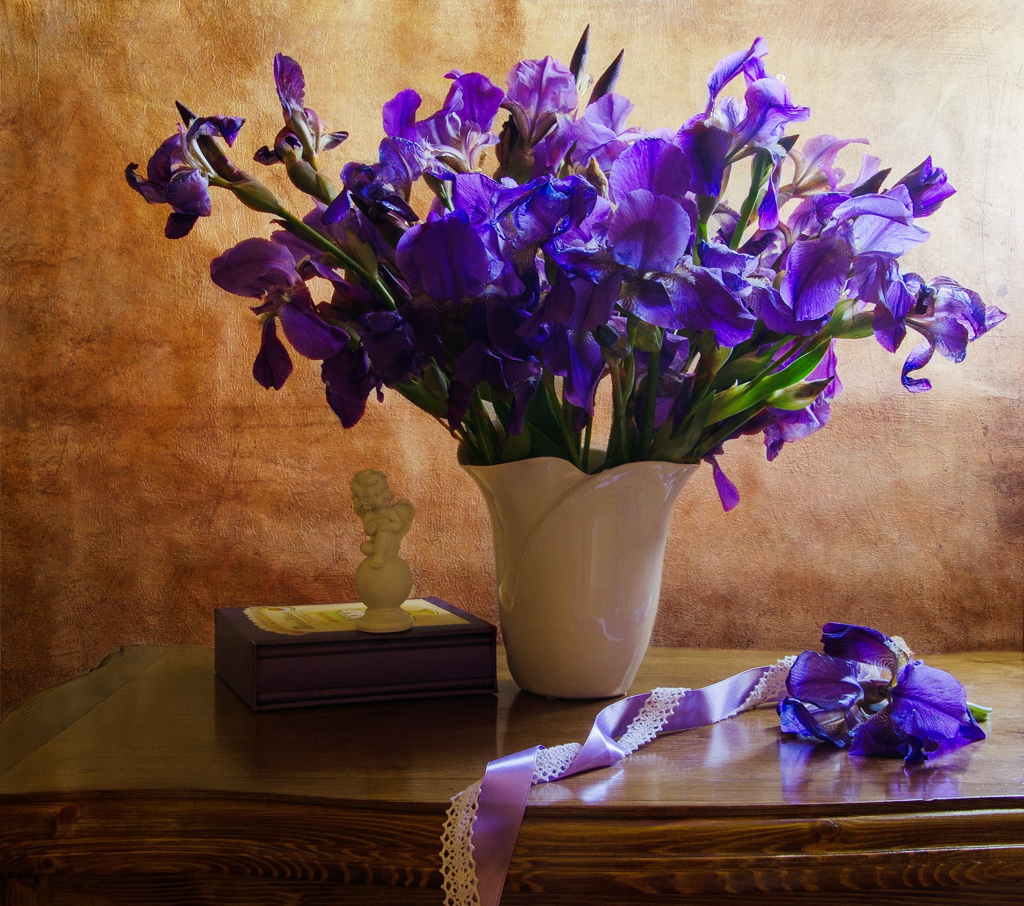 Красивый букет ирисов. Букет фиолетовых ирисов. Букет ирисы и сирень. Долгостоящие цветы для букетов. Цветы в вазе.