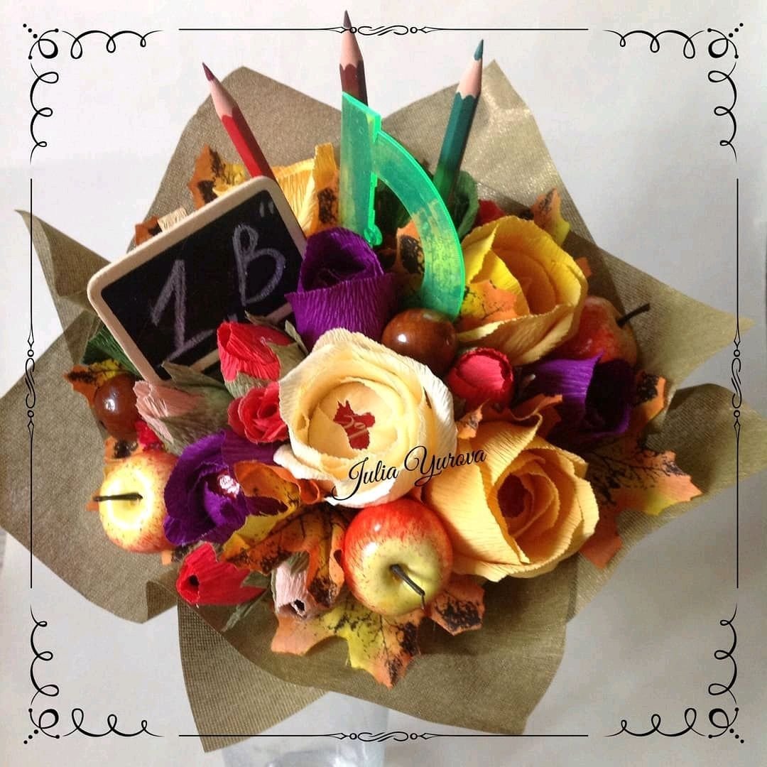 Букет из конфет и канцелярских принадлежностей