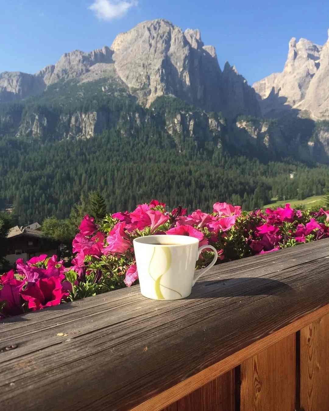 Чашка кофе с видом на горы