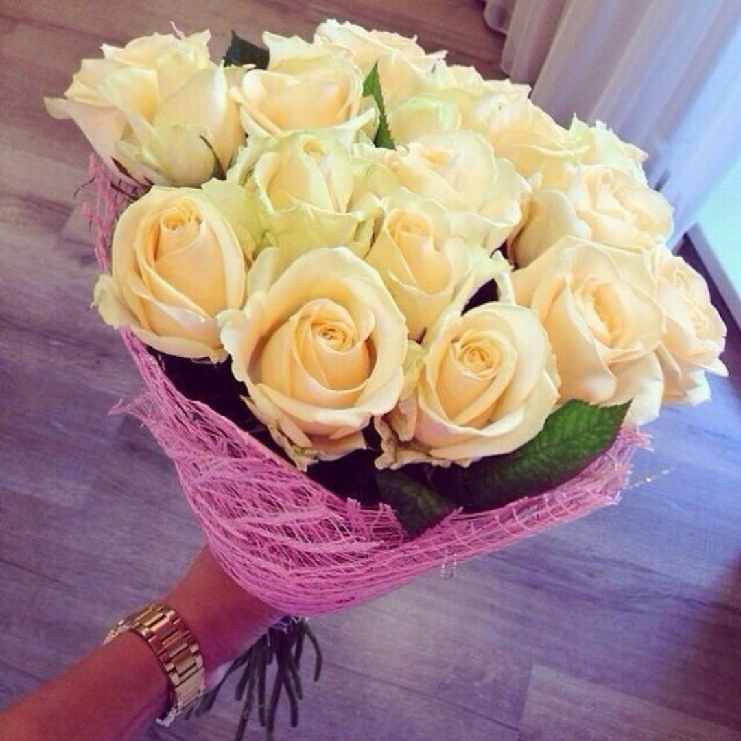 Букеты подаренные девушке