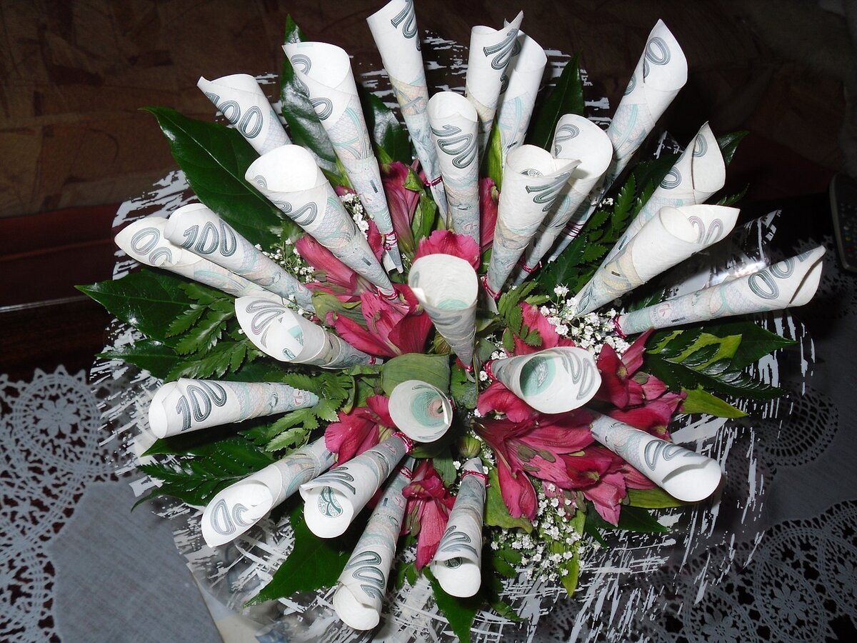 Оригинальный букет из денег и таранки