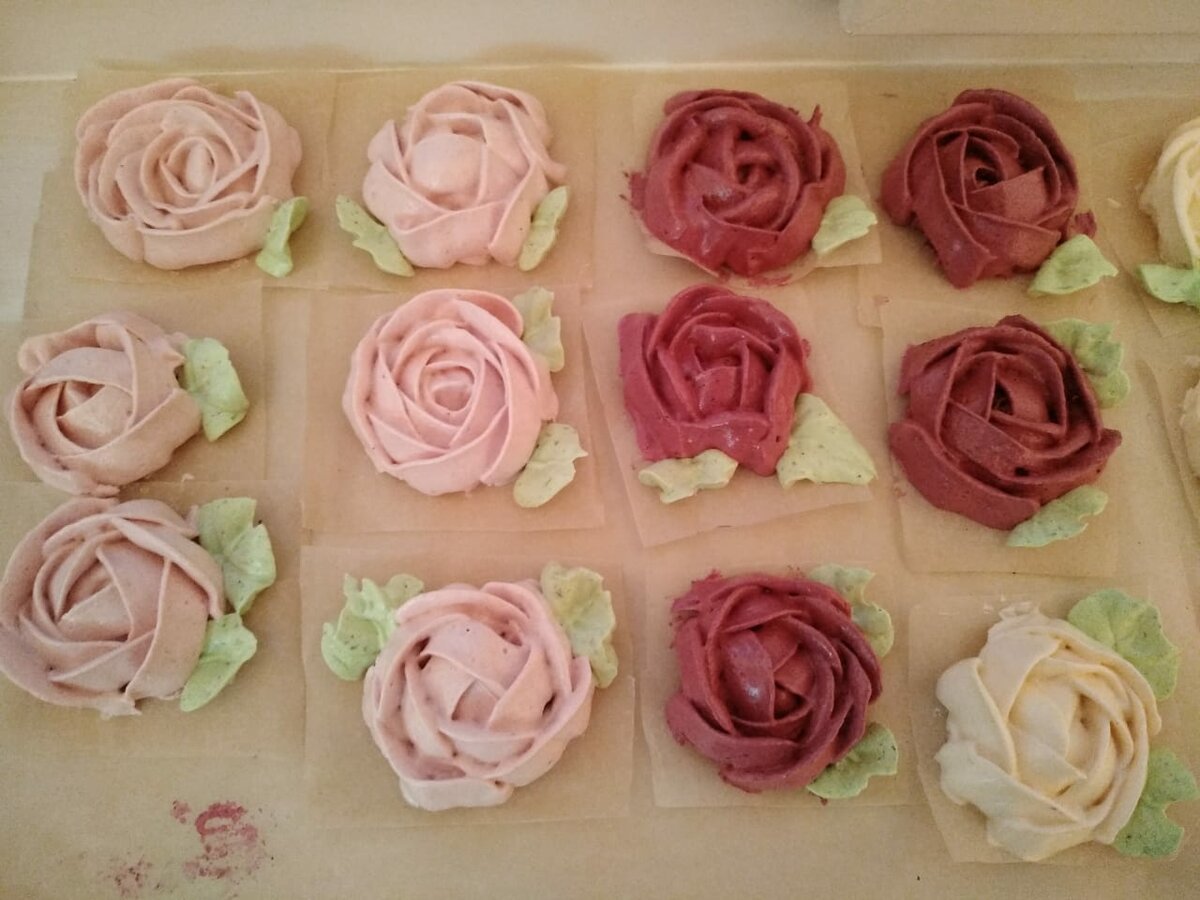 Розы из крема