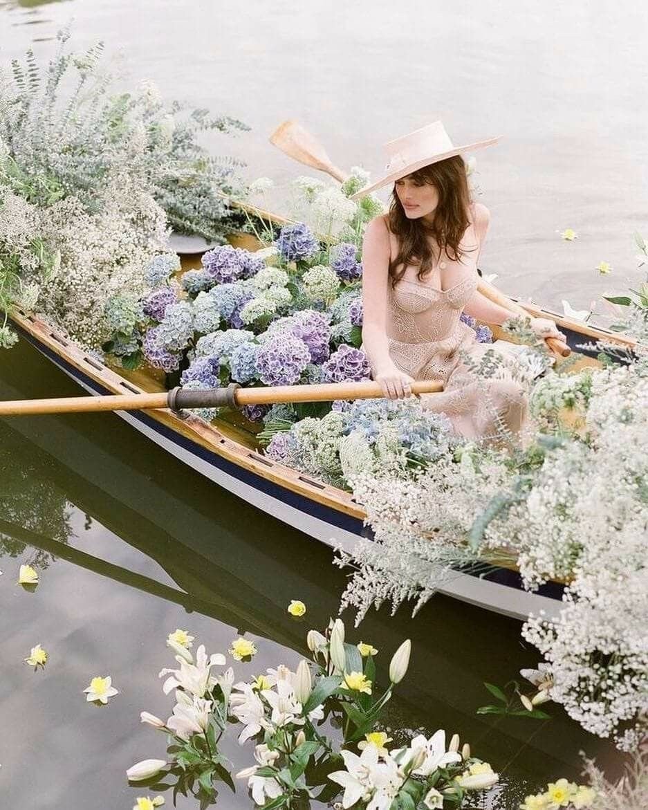 Лодка с цветами