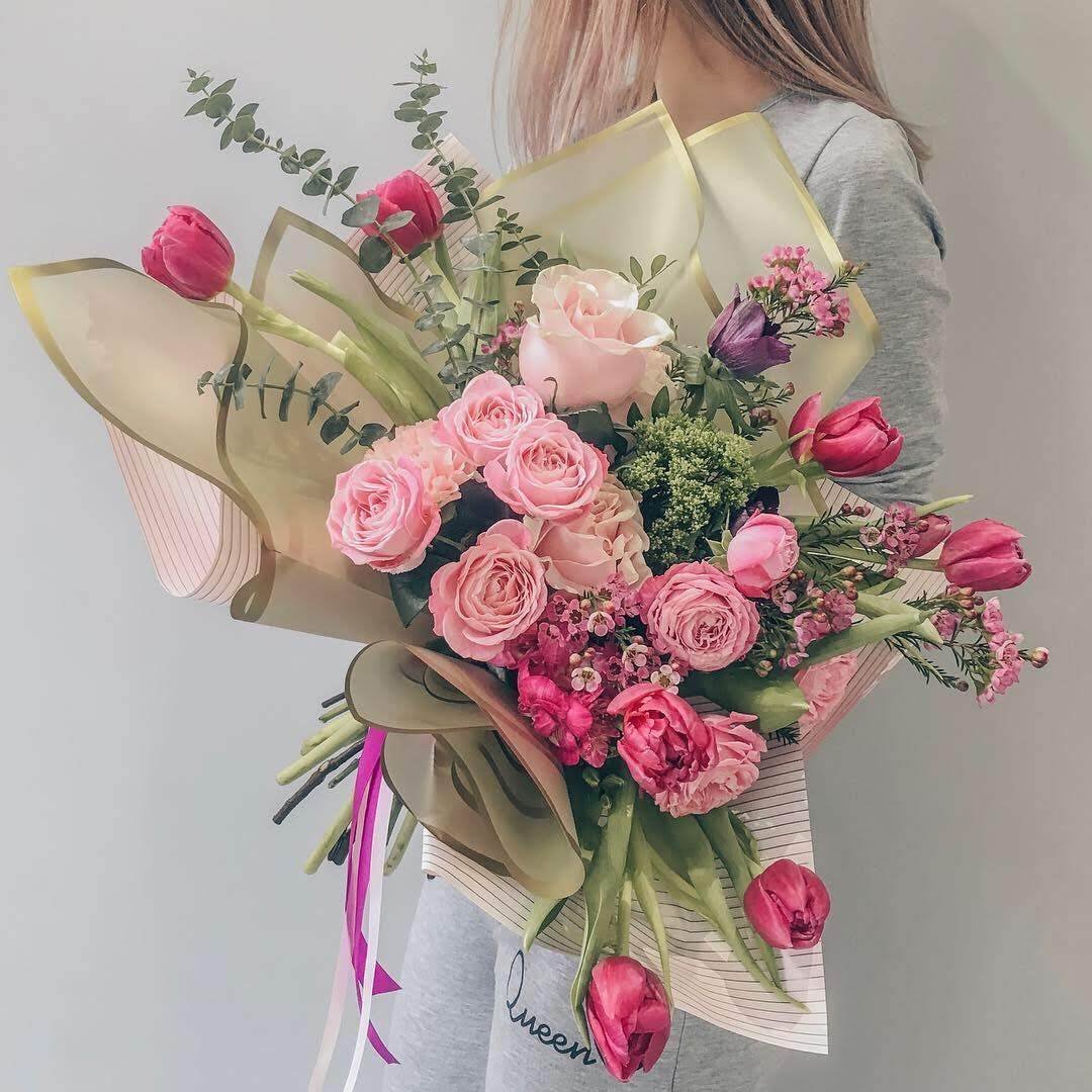 Каркасные букеты из живых цветов