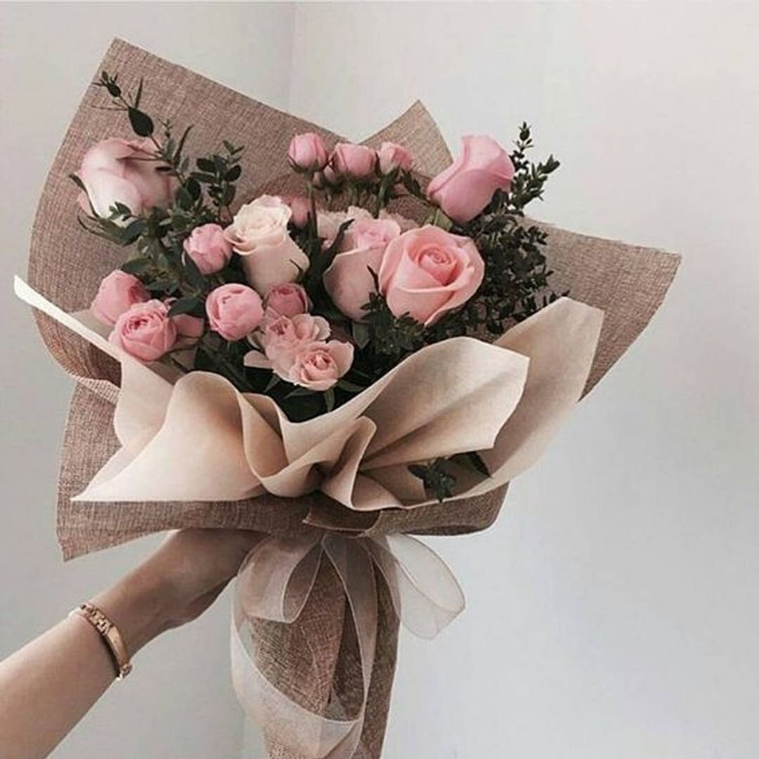 Фотосессия в лодке с цветами