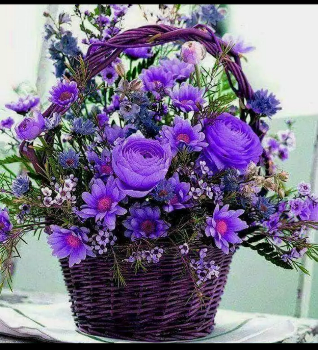 Полевые цветы в корзинке