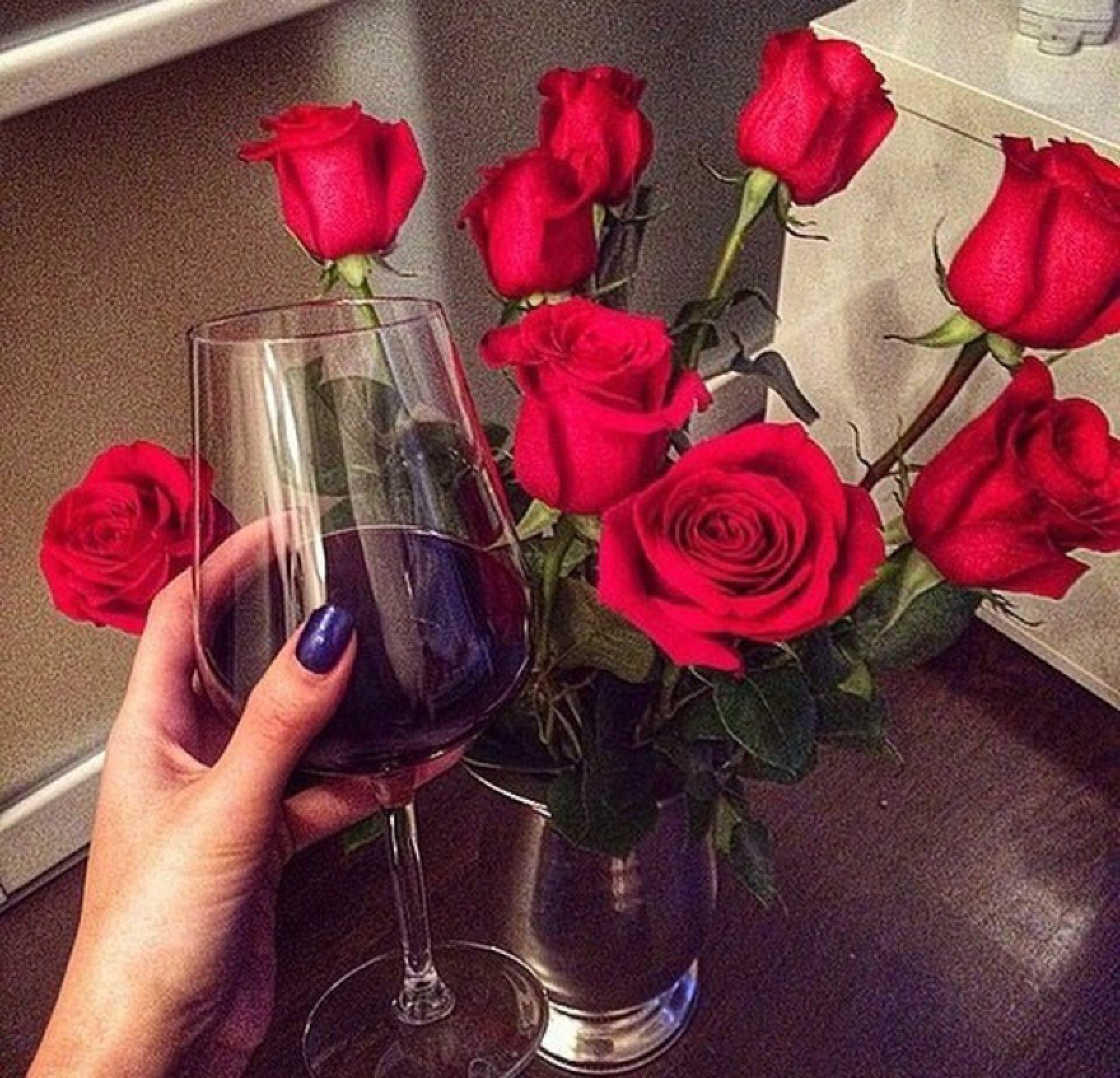 Хочу цветочки и вина. Цветы в бокале. Букет цветов и бокал вина. Розе вино. Букет с вином.