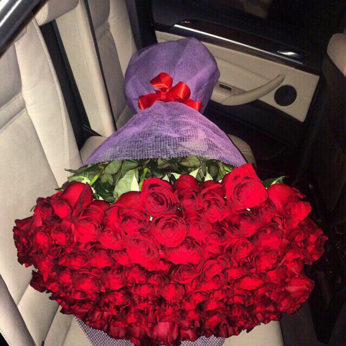 Огромный букет в машине