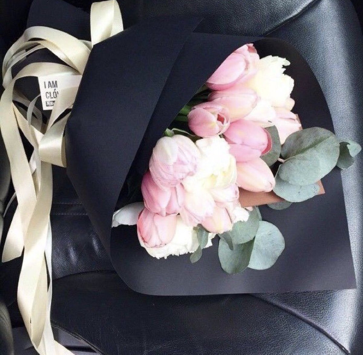 Стильные букеты в машине