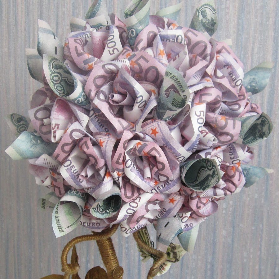 Букет из цветов и денег