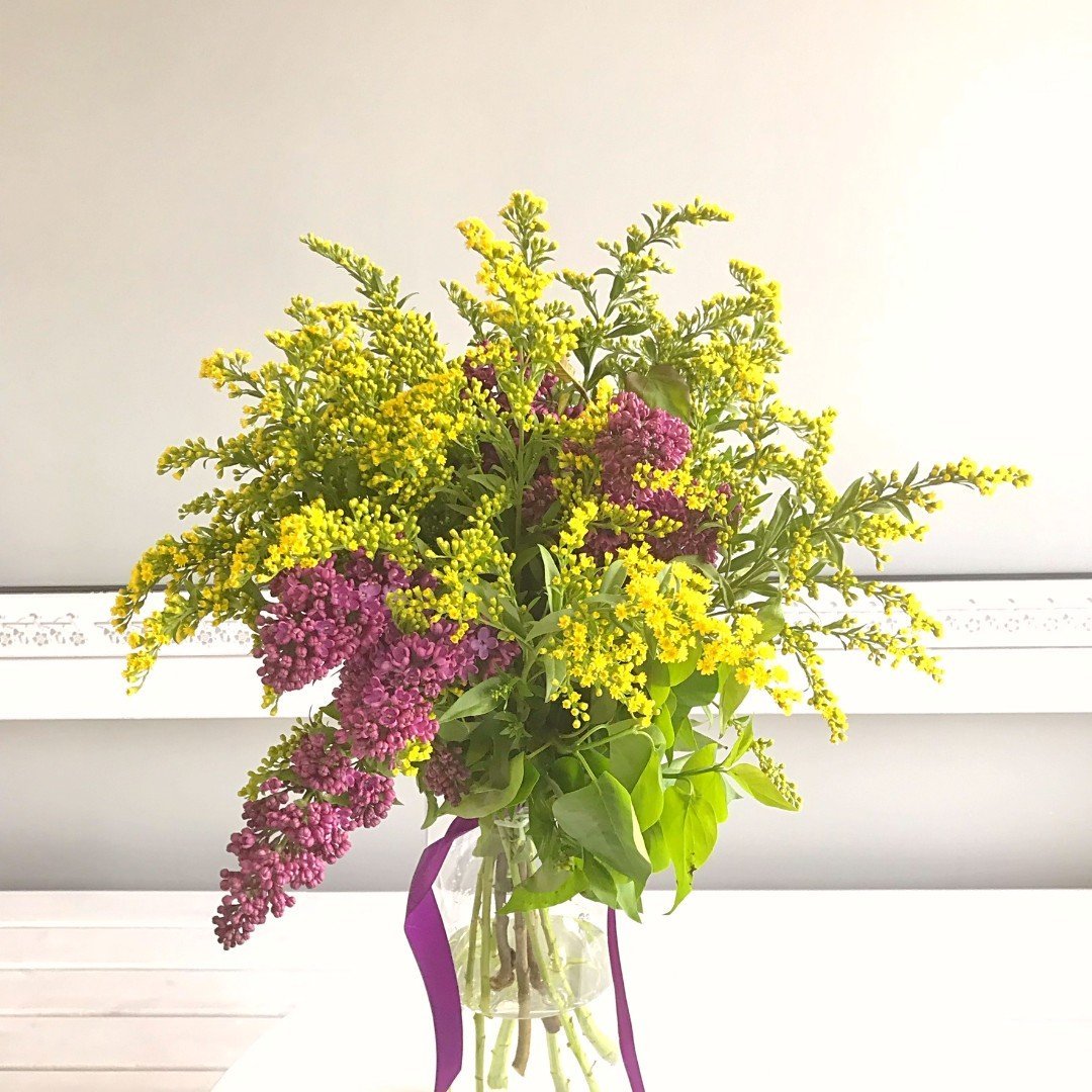 Букет с солидаго и хризантемой