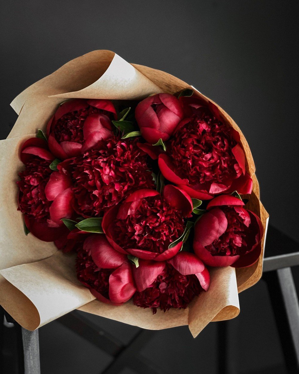 Бордовые ред Шарм пионы букет