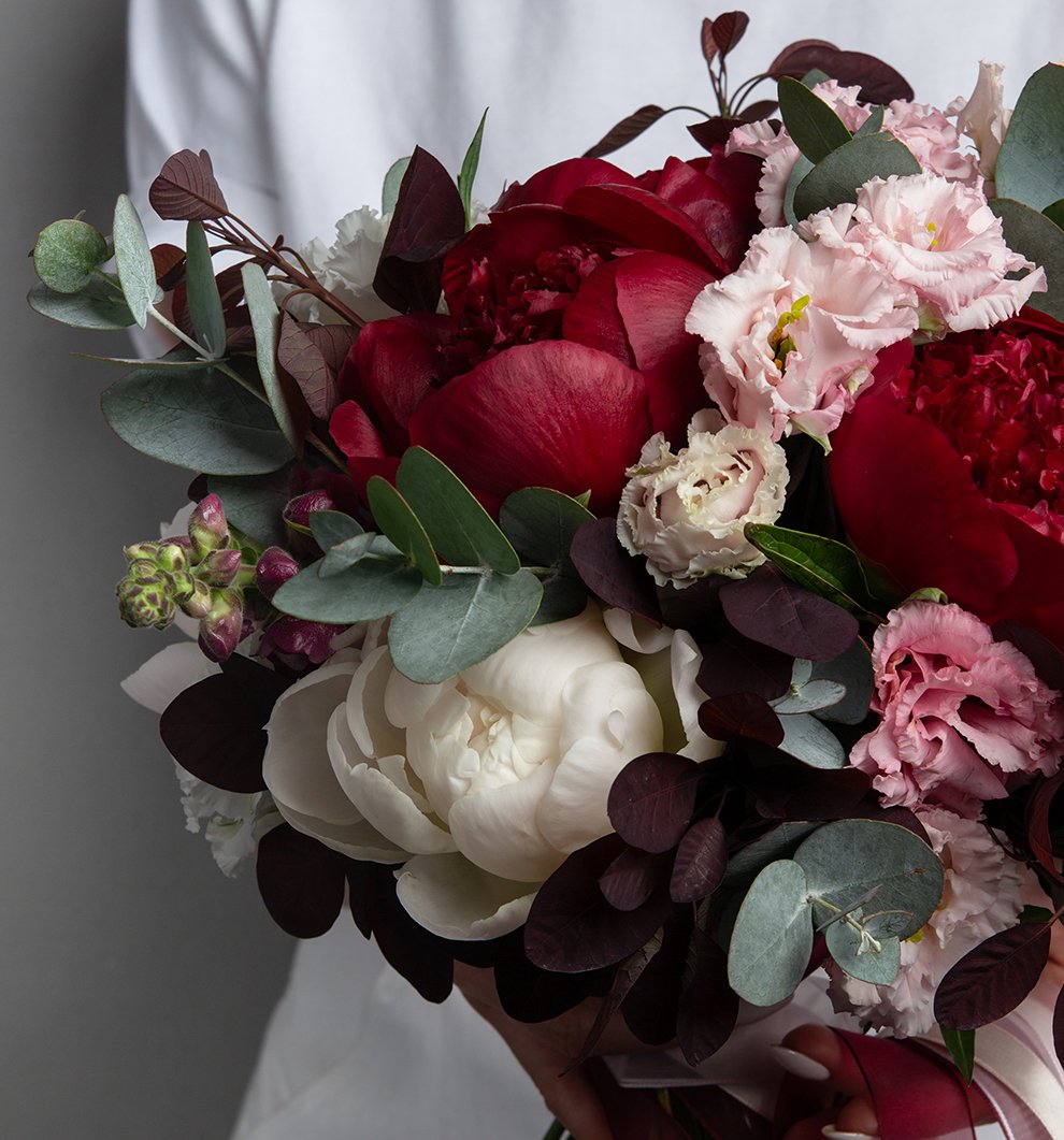 Букет из бордовых пионов