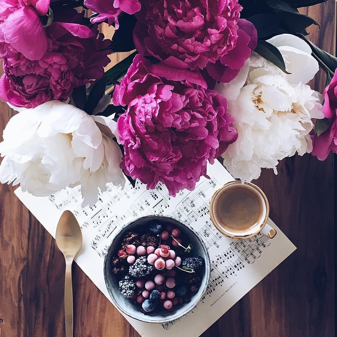 Красивые пионы и кофе