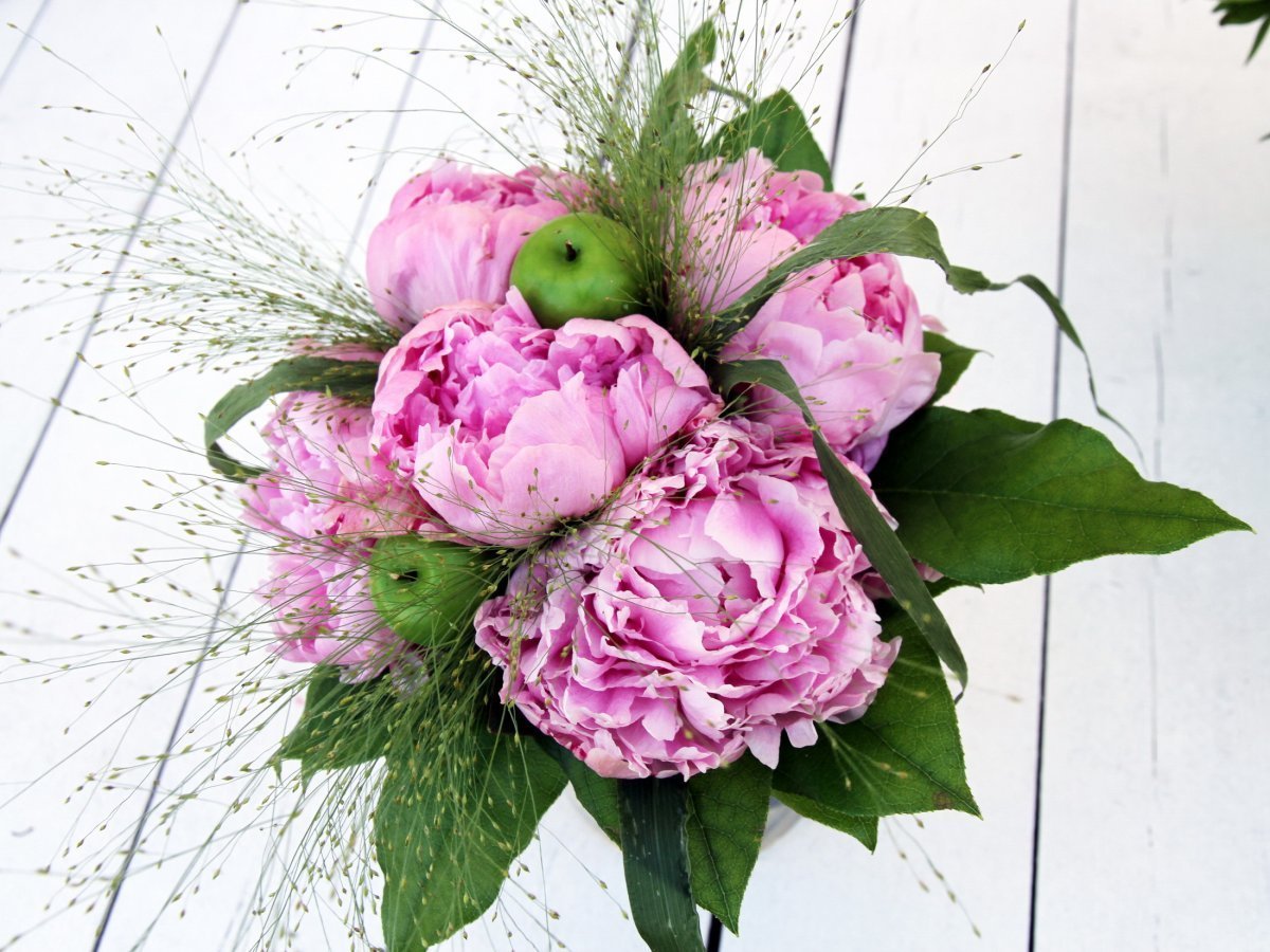 Розоподобные пионы