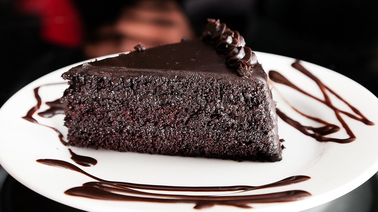 Кухне шоколадный пирог. Шоколадный торт с шоколадным муссом. Торт пудинг шоколадный. Скандинавский шоколадный пирог. Самый красивый шоколадный торт с кусочком.