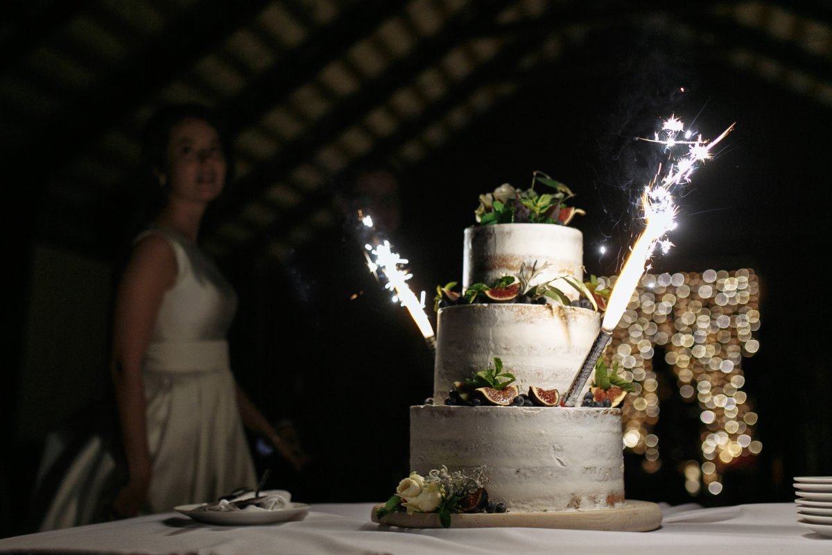 Свадебный торт с холодным фонтаном