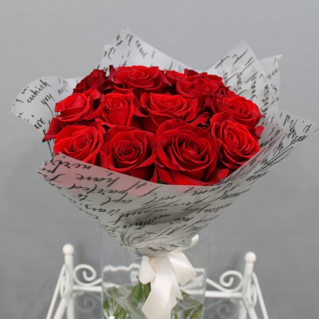 Букет красных роз в упаковке