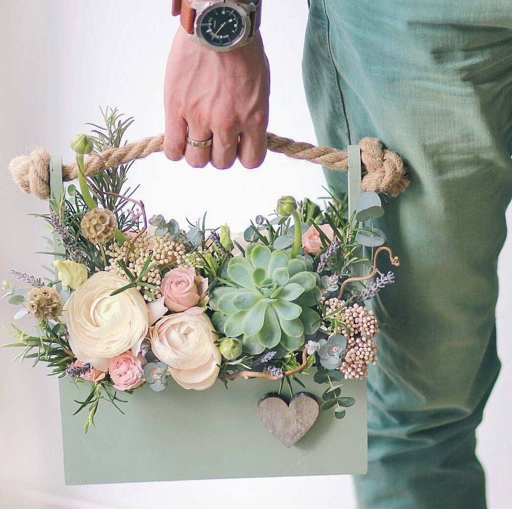 Стильная коробка с цветами