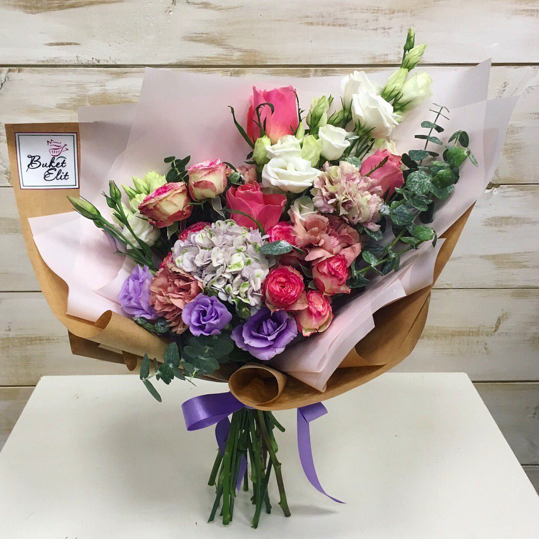 Букет из 15 пионовидных роз с эвкалиптом